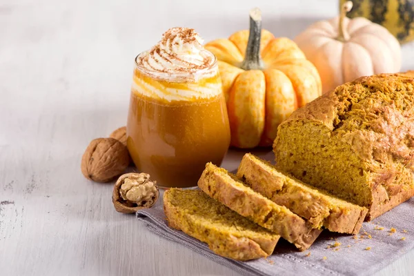 Pumpkin bread cake with pumpkin latte  for autumn fall dinner — Stock Photo, Image