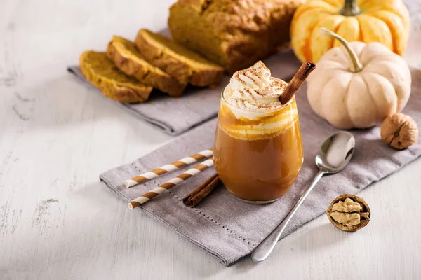 Latte de especiarias de abóbora, bebida de café quente com abóboras, chantilly — Fotografia de Stock
