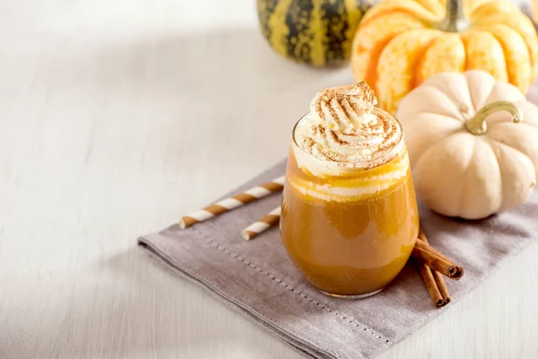 Pumpkin spice latte, hot coffee drink with pumpkins, whipped cre — Stock Photo, Image