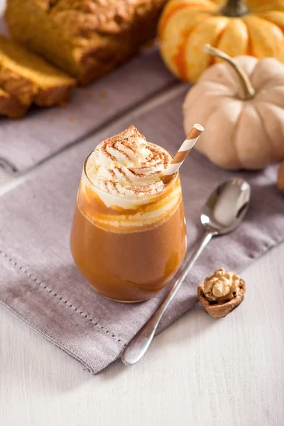 Latte de especias de calabaza, bebida de café caliente con calabazas, cre batido —  Fotos de Stock