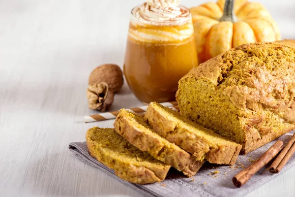 Pumpkin bread cake dengan latte labu untuk makan malam musim gugur — Stok Foto