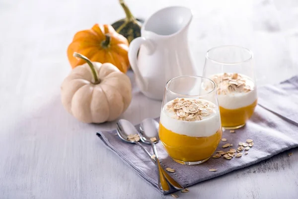 Pompoen smoothie met yoghurt voor een gezond ontbijt — Stockfoto
