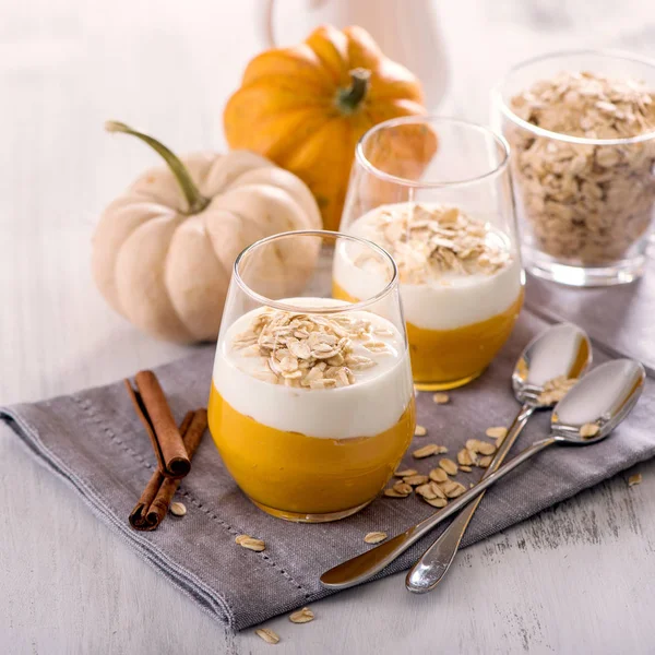 Avena durante la noche con batido de calabaza, desayuno de cereales saludables s —  Fotos de Stock