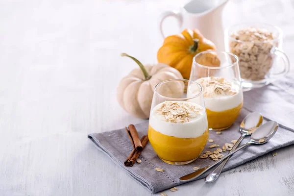 Petit déjeuner sain avec avoine et smoothie à la citrouille, yogu — Photo