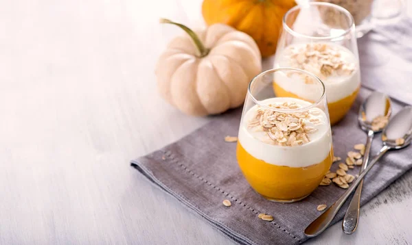 Overnight oats with pumpkin smoothie, healthy cereal breakfast c — Stock Photo, Image