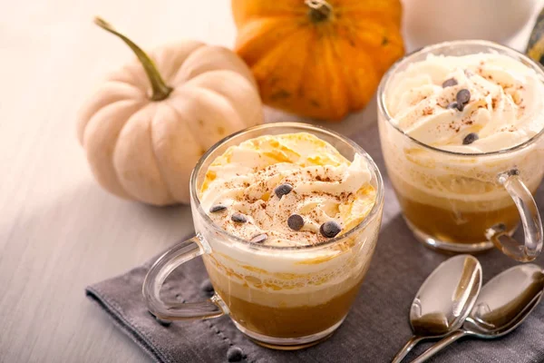 Pumpkin latte, hot caffee drink with pumpkins, whipped cream and — Stock Photo, Image