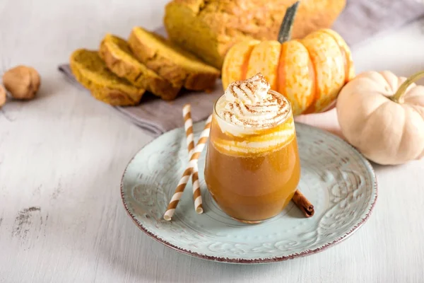 Latte de especias de calabaza, bebida de café caliente con calabazas y calabaza —  Fotos de Stock