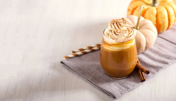 Latte de especiarias de abóbora, bebida de café quente com abóboras, espaço de cópia — Fotografia de Stock