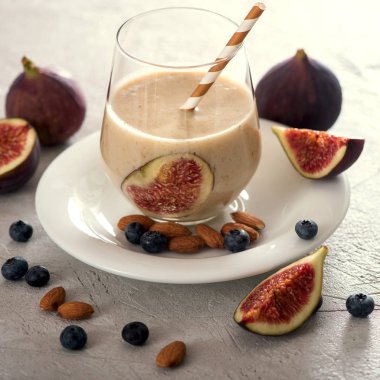 İncir ve fındık, vegan sonbahar içkiyle alm ile sağlıklı güler yüzlü