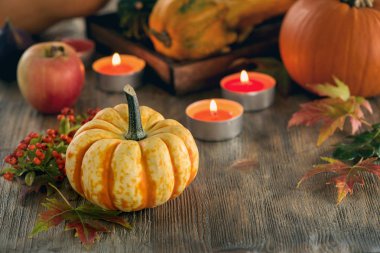 Sonbahar sofra pumpkings ve mum, Güz ev dekorasyonu