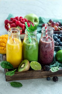Renkli smoothies şişelerde, detoks yaz diyet taze içmeye