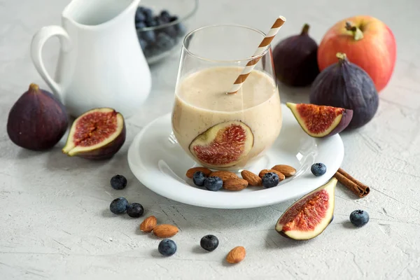 İncir ve fındık, vegan sonbahar içkiyle alm ile sağlıklı güler yüzlü