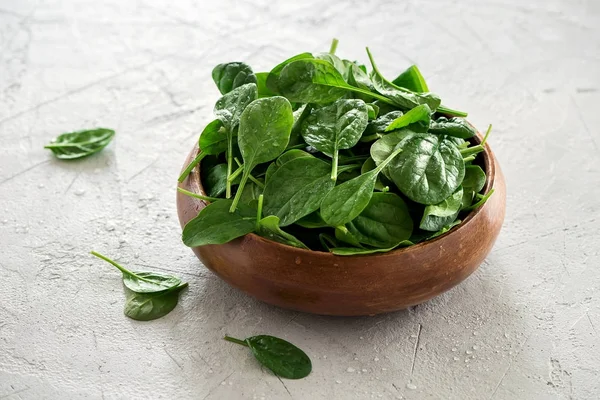 Taze ıspanak bir kase, yeşil, sağlıklı, vegan vegetaria bırakır.