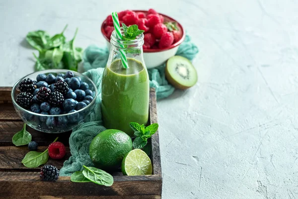 Batido verde con bayas y lima, bebida desintoxicante saludable, dieta — Foto de Stock