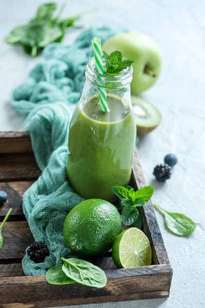 Batido verde con espinacas y lima, dieta saludable de vitaminas desintoxicantes — Foto de Stock