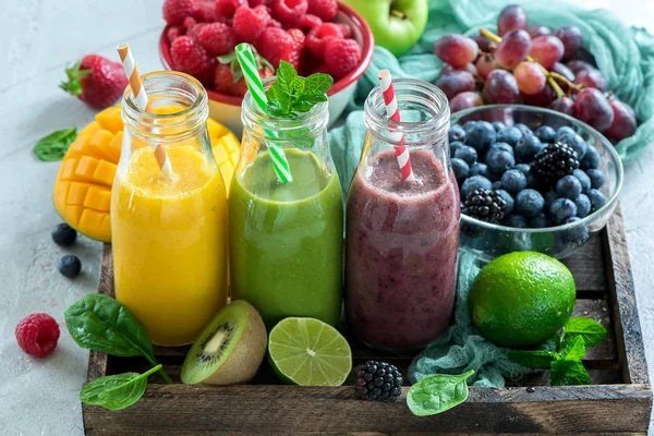 Smoothie de désintoxication coloré en bouteilles, boisson fraîche diète d'été pour Photos De Stock Libres De Droits