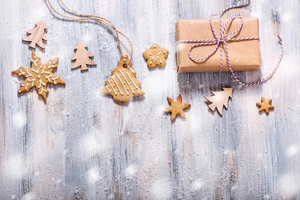 Fundo de Natal com decoração de Natal, caixa de presente e gin — Fotografia de Stock