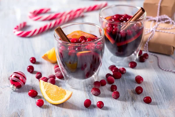 Svařené víno s cranberberries, nápoj v zimě — Stock fotografie