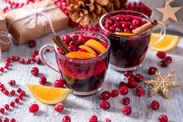 Svařené víno s cranberberries, vánoční horký nápoj — Stock fotografie