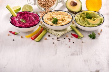 Renkli Humus, farklı dips, vegan aperatif, pancar ve avoca