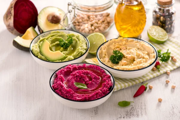 Hummus colorido, diferentes mergulhos, lanche vegan, beterraba e avoca — Fotografia de Stock