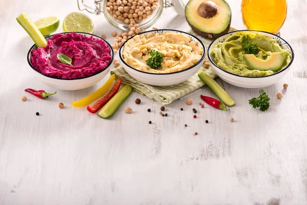 Kleurrijke hummus, verschillende dips, vegan snack, rode biet en avoca — Stockfoto