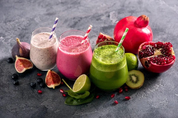 Smoothies colorés à la grenade, bleuets et épinards, il Images De Stock Libres De Droits