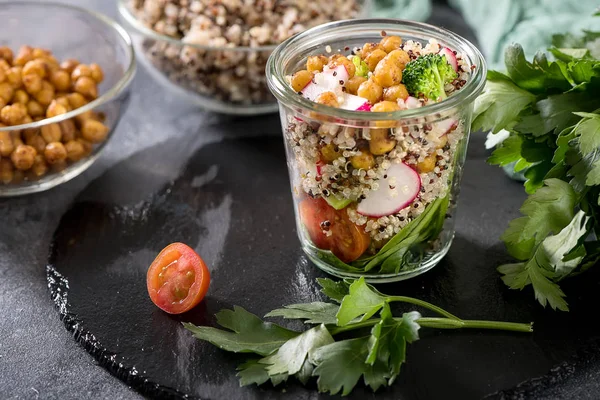 Quinoa-Salat mit Kichererbsen, Spinat, Gemüse, gesundem veganem Foo — Stockfoto