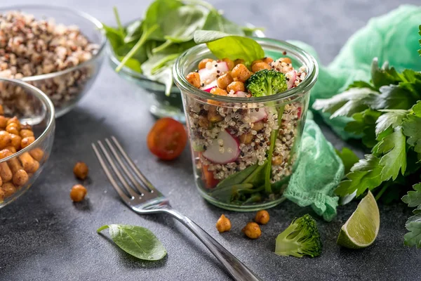 麦地那沙拉配鹰嘴豆, 菠菜, 鳄梨和蔬菜, 健康 — 图库照片