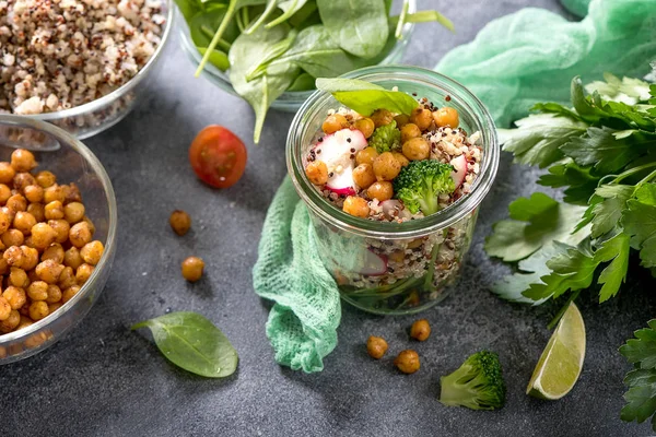 Quinoa-Salat mit gebackenen Kichererbsen, Spinat, Avocado und Gemüse, — Stockfoto
