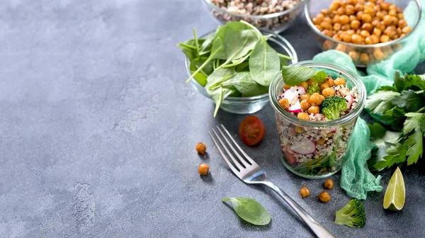麦地那沙拉配鹰嘴豆, 菠菜, 鳄梨和蔬菜, 健康 — 图库照片