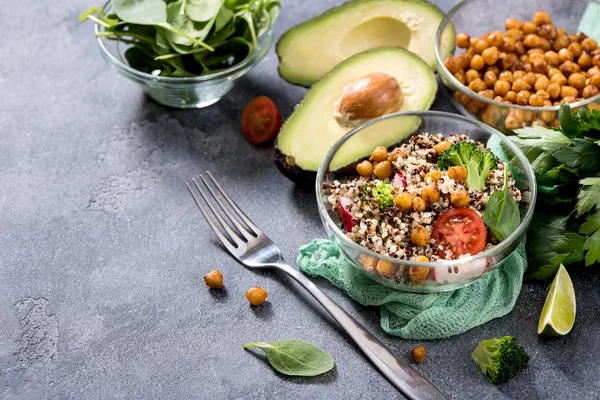 Salada de quinoa com grão de bico, espinafre, abacate e legumes, healt — Fotografia de Stock