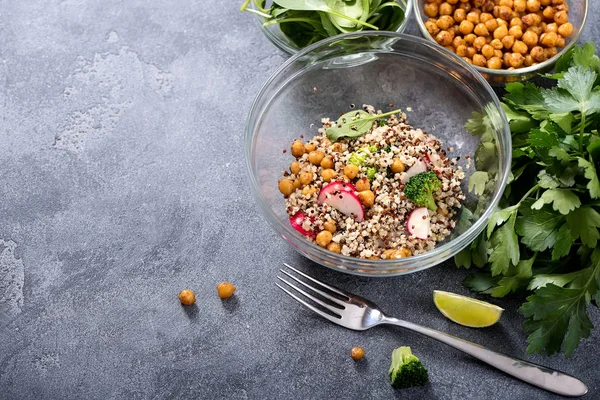 Quinoa-Salat mit Kichererbsen, Spinat, Avocado und Gemüse, — Stockfoto