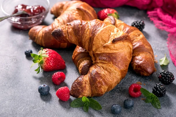Croissants frescos com bagas, delicioso café da manhã, conce padaria — Fotografia de Stock