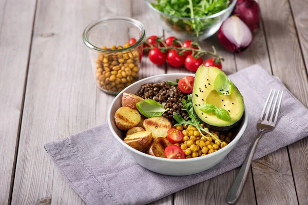 Cuenco de buda con papas al horno, lentejas y garbanzos picantes, av — Foto de Stock