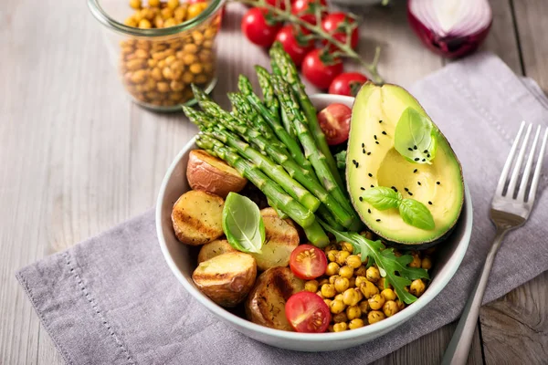 健康素食晚餐与烘烤的土豆, 绿色芦笋 a — 图库照片