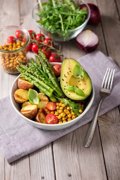 Zdravá Vegetariánská večeře se zeleným chřestem, zapečené brambory — Stock fotografie