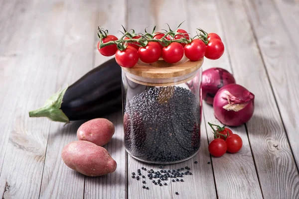 黑白扁豆种子在玻璃罐子里, 里面有蔬菜 — 图库照片