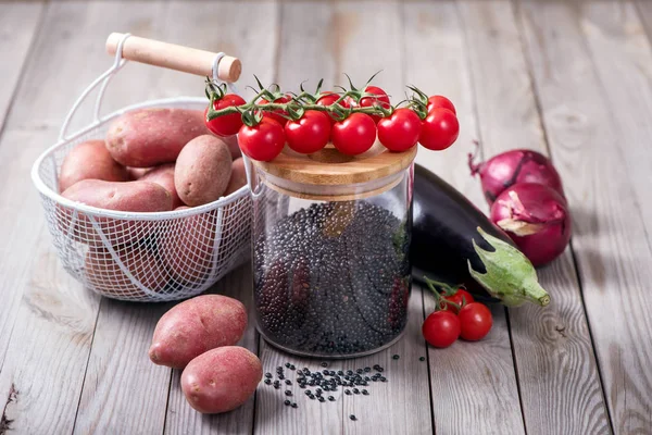 Siyah havyar mercimek tohum hea için sebzeli cam kavanozda — Stok fotoğraf