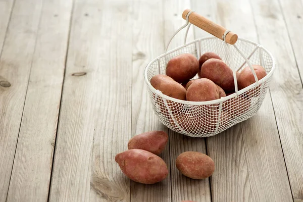 Сырой картофель, здоровые ингредиенты для приготовления пищи, органические овощи на — стоковое фото
