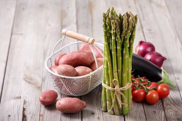Fresh green asparagus, potatoes and vegetables for healthy cooki — Stock Photo, Image