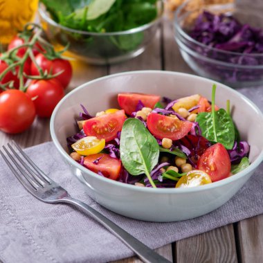 Nohut ve sebzeler, sağlıklı gıda, vejetaryen vegan yemek ıspanak salatası