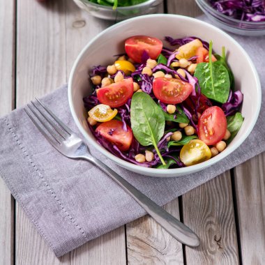 Ispanak ve kırmızı lahana, sağlıklı gıda, vejetaryen ve vegan akşam yemeği ile nohut salatası