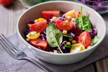 Nohut ve sebzeler, sağlıklı gıda, vejetaryen ve vegan akşam yemeği ıspanak salatası