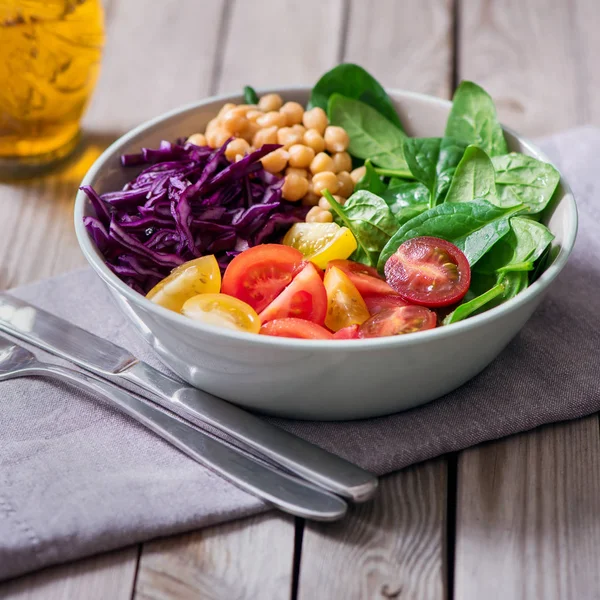 Shpinach, nohut ve sebzeler, sağlıklı gıda, vejetaryen vegan akşam yemeği ile salata — Stok fotoğraf