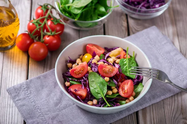 Spinatsalat mit Kichererbsen, Rotkohl und Gemüse, gesundes veganes vegetarisches Abendessen — Stockfoto