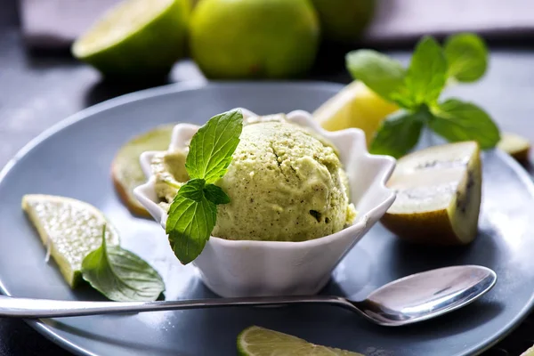 Helado con kiwi y lima, postre casero de verano, afrutado así — Foto de Stock