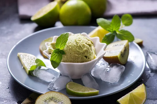 Ijs met kiwi en kalk, zelfgemaakte zomer dessert, fruitige dus — Stockfoto
