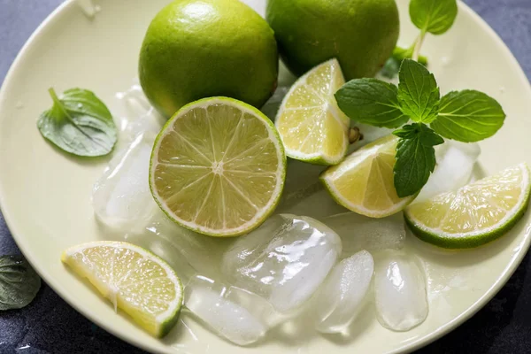 Lima y menta, ingredientes para refrescar la bebida, limonada o moj — Foto de Stock