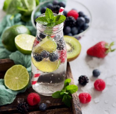 Detoks su infüzyon, sağlıklı serinletici içecek ile limon, çilek
